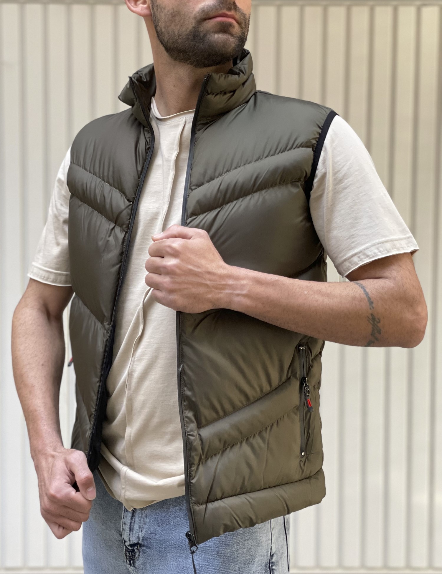 Ανδρικό χακί καπιτονέ αμάνικο μπουφάν 3245 φωτογραφία